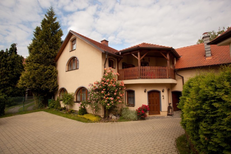 Vjezd a dlážděný dvůr penzionu