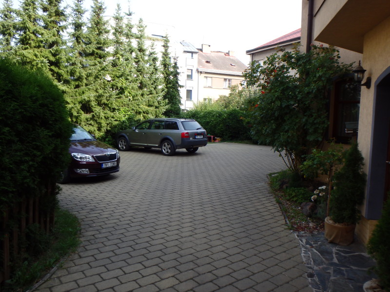 Parkovací stání ve dvoře penzionu